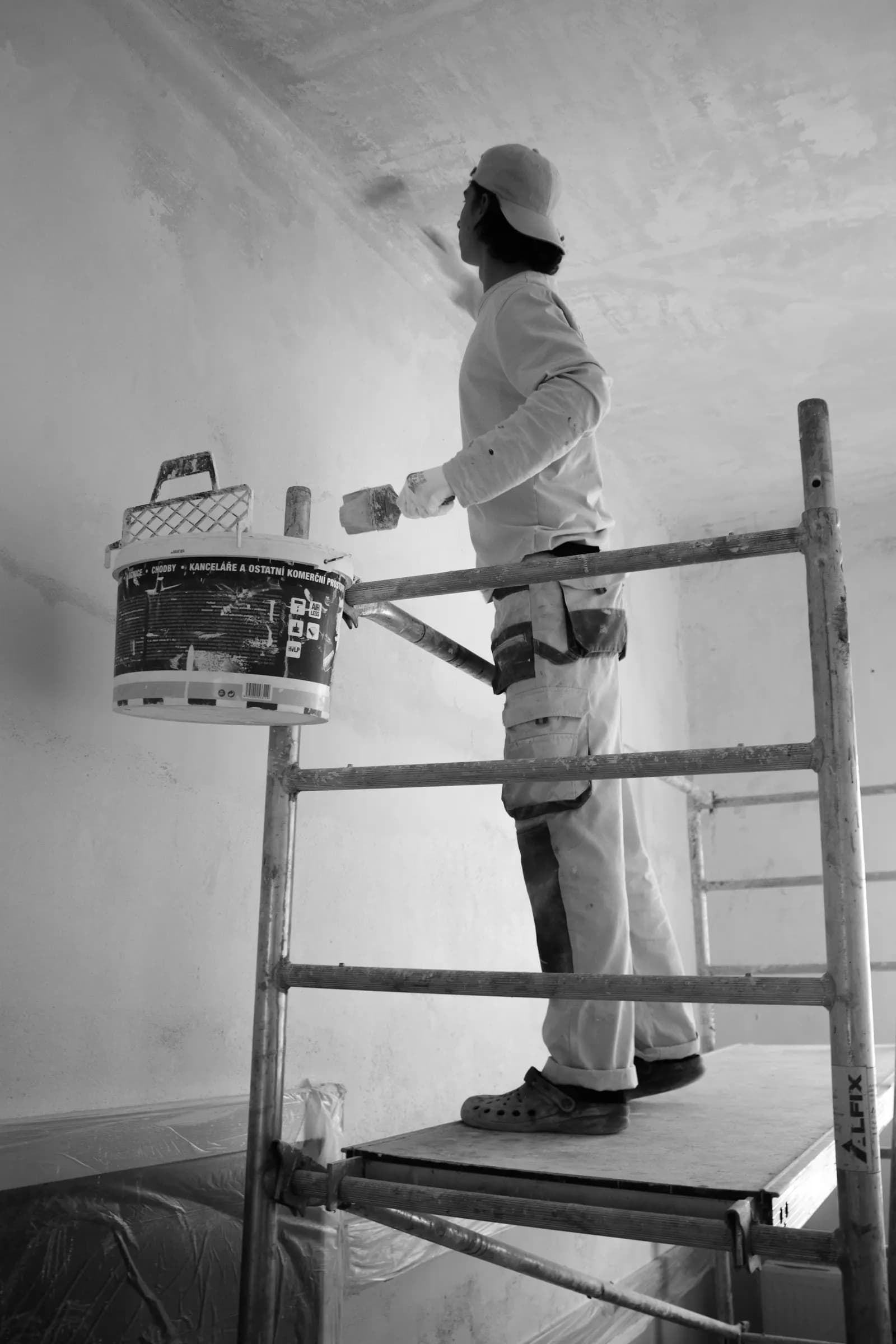 Aplicación de pintura con rodillo sobre pared interior en una reforma